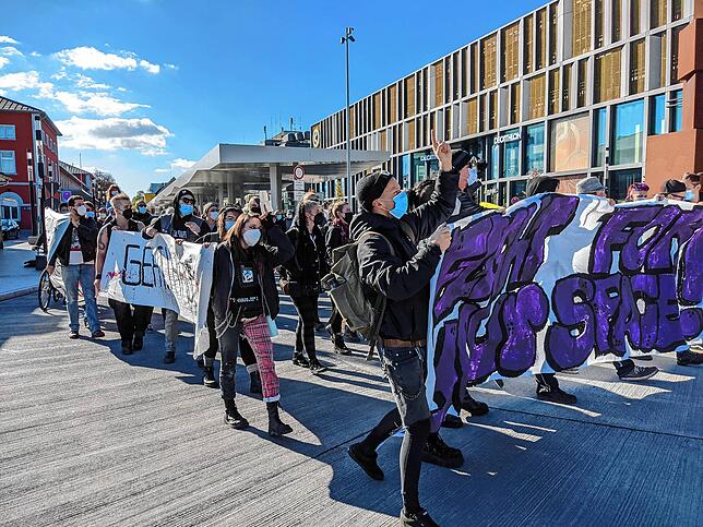 Im Oktober 2021 machten sich Unterstützer der Teestube während eines Demonstrationszuges für den Erhalt der Jugendeinrichtung stark.