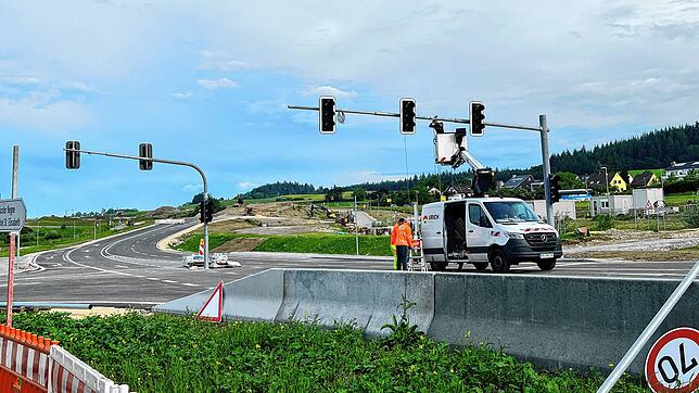Rot, gelb, grün: Auf der Umleitungsstrecke zwischen Allensbach und Tunnel Waldsiedlung werden auf Höhe Hegne Ampeln eingerichtet, damit ...