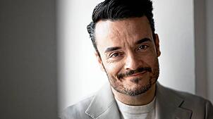 10.03.2025, Nordrhein-Westfalen, Köln: Der Sänger Giovanni Zarrella sitzt nach einem Interview in einem Tagungsraum. (zu dpa: “Wie sich ...