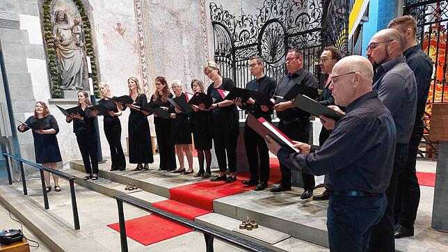 Auch die Münsterschola gibt dem Festakt im Reichenauer Münster zu 25 Jahre Welterbestatus einen würdigen musikalischen Rahmen.