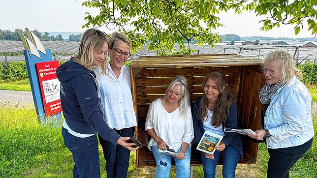 Lisa Röhrenbach von der Touristinformation (von links) zeigt Evi Röhrenbach, Susanne Rundel, Ruth Höft und Gabi Arndt-Kielkopf die neue ...