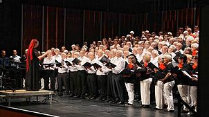 Der Platz auf der Bühne der Stadthalle reicht für die etwa 350 Sängerinnen und Sänger gerade so aus: Mit ihrem gemeinsamen Konzert unter ...