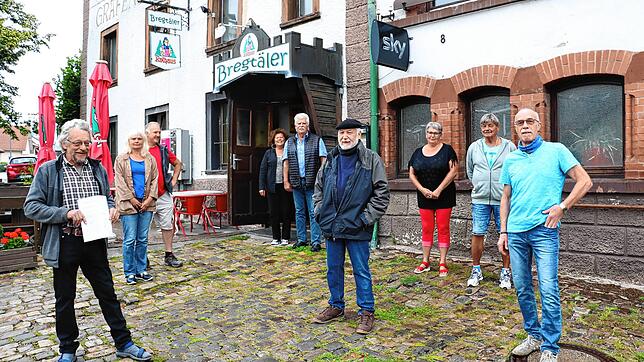Auch sie haben gegen die vorliegenden Umbaupläne der ehemaligen Grafenbrauerei unterschrieben (von links): Bernhard Hauser, Petra Höll, ...