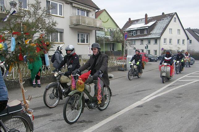 Hinter den Traktoren folgten zehn alte Mopeds und Motorroller.