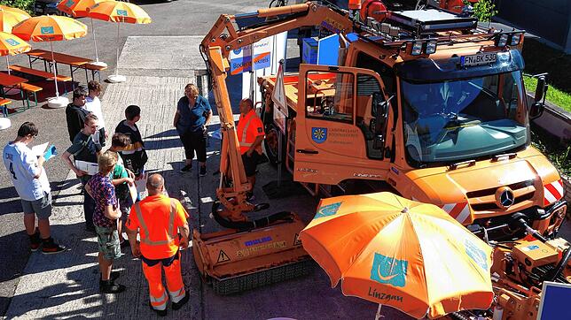 Den spektakulärsten Auftritt hatten die Mitarbeiter der Straßenmeisterei bei der zehnten Berufsmesse des Linzgau Kinder- und Jugendheims.