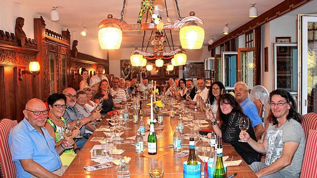 Fröhliche Gesichter bei der Weinprobe. Stephanie Megerle und Roland Drews (hinten links) führen durch den Abend.