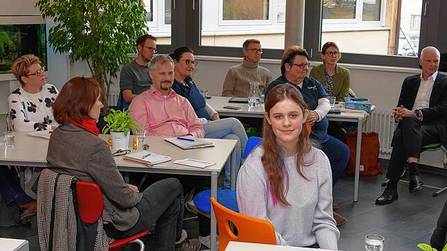 Schulsprecherin Laura Kanbach (Mitte) beteiligt sich am Austausch über Berufsorientierung an Schulen.
