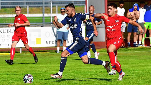 Geht voran: Gökalp Uyar, hier im Laufduell mit Michael Hofmann (rechts) vom SV Jestetten, ist seit einem Jahr Kapitän des Aufsteigers SV ...