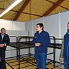 Michael Stratil (Mitte), Sachgebietsleiter Aufnahme und Unterbringun, erklärt interessierten Bürger, wie die Geflüchteten in der neue ...