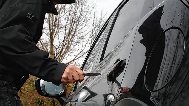 (Symbolbild) Ein Unbekannter hat jetzt im Königsbau ein Auto zerkratzt.