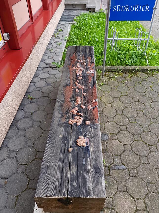 Auf dieser Bank in der Breslauer Straße wurden vor kurzem alte Fleischabfälle hinterlassen.