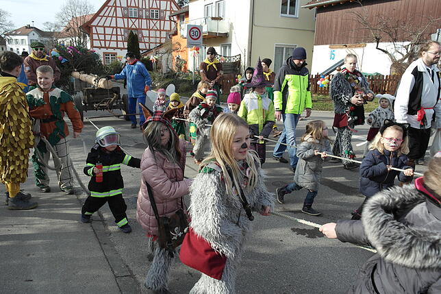 Bald steht der Narrenbaum der Katzenzunft Kippenhausen: Vorher ziehen ihn die Kinder beim Umzug durch das Dorf.