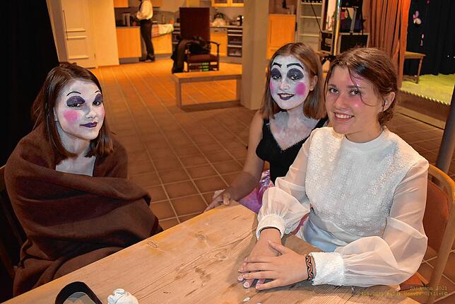 Alina Isele 2021 (rechts) im Sommer mit Dana Probst und Marielle Vogt (von links) bei den Proben zum Musiktheater &bdquo;Der ...