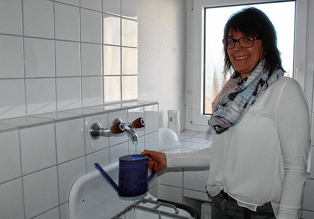 Sandra Spähler, Sekretärin des Bürgermeisters, zapft Wasser aus dem Hahn, um die Pflanzen in ihrem Büro zu gießen. Das Wasser aus dem ...
