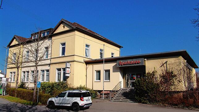 Die Zukunft der einstigen Sparkassen-Filiale in Stefansfeld ist momentan unklar, weshalb sich nun auch eine Straßensanierung verschiebt.