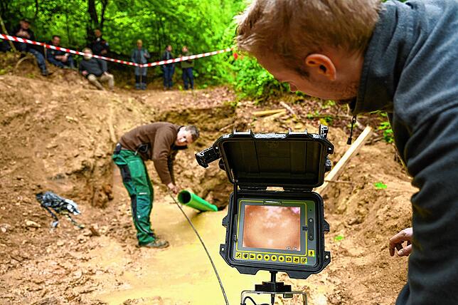 Mai 2022: Die Bilder, die die Kamera zeigt, lassen Schemen der Tunneldecke erkennen. Zuvor war eine Spülbohrung ins Erdreich getrieben ...