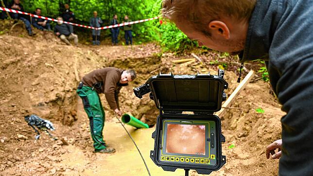 Mai 2022: Die Bilder, die die Kamera zeigt, lassen Schemen der Tunneldecke erkennen. Zuvor war eine Spülbohrung ins Erdreich getrieben ...