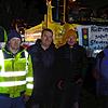 Die beiden Landwirte Manuel Endres (Zweiter von links) und Günter Keller (rechts) hatten zum Protest in Stockach aufgerufen. Florian ...