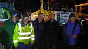 Die beiden Landwirte Manuel Endres (Zweiter von links) und Günter Keller (rechts) hatten zum Protest in Stockach aufgerufen. Florian ...