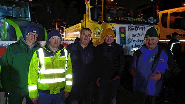 Die beiden Landwirte Manuel Endres (Zweiter von links) und Günter Keller (rechts) hatten zum Protest in Stockach aufgerufen. Florian ...