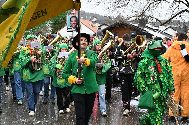 Bild 5: Die schönsten Bilder vom Fasnachtsumzug in Schwerzen: So feiern die Narren trotz Nieselregen