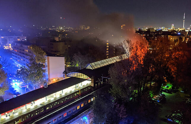 Der Sonderzug, mit dem rund 700 Fans nach einem Erstligaspiel zurück nach Freiburg fahren wollten, steht brennend im S-Bahnhof Bellevue.