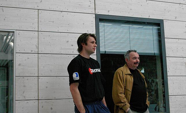 Neue Rollen: Daniel Eblen als Jung-Trainer mit seinem Vorgänger Adolf Frombach im Mai 2004 in der neuen Schänzlehalle.