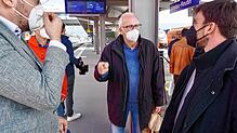 Wartezeit beim Umsteigen: Bei Bahnsteiggesprächen tauschten sich die Teilnehmer an der Info-Fahrt aus. Hier Ralf Derwing, Frieder ...