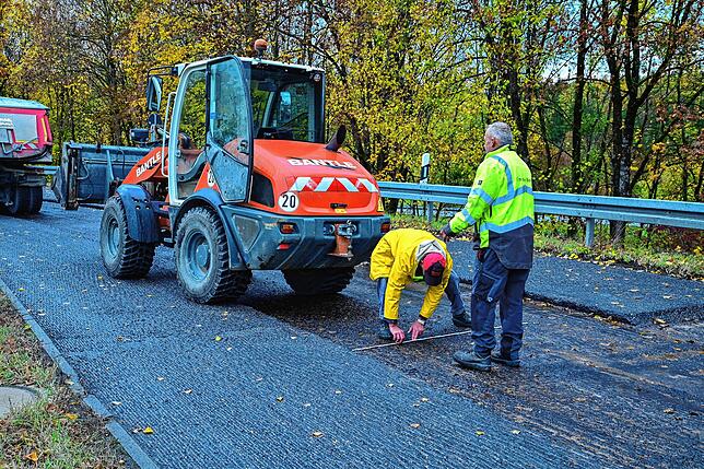 Nochmal genau messen, dann kann der neue Fahrbahnbelag aufgebracht werden. Am Freitag, 3. November, soll zumindest laut Planung der ...