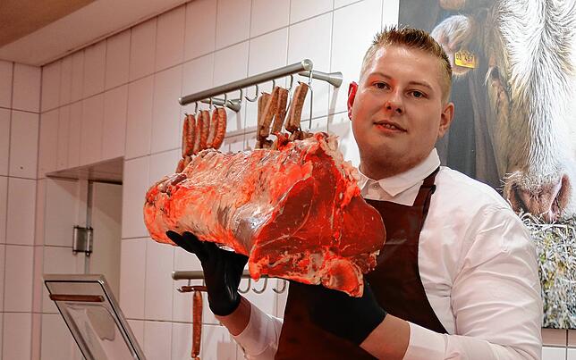 Metzgermeister Ingo Fricker serviert im Laden in Tuningen Fleisch der Charolais- Rinder.