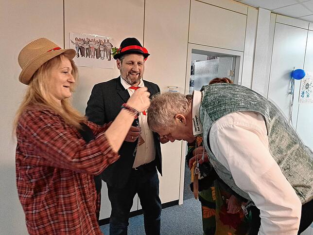Zunftmeister Rolf Meyer freut sich über den Narrenorden.