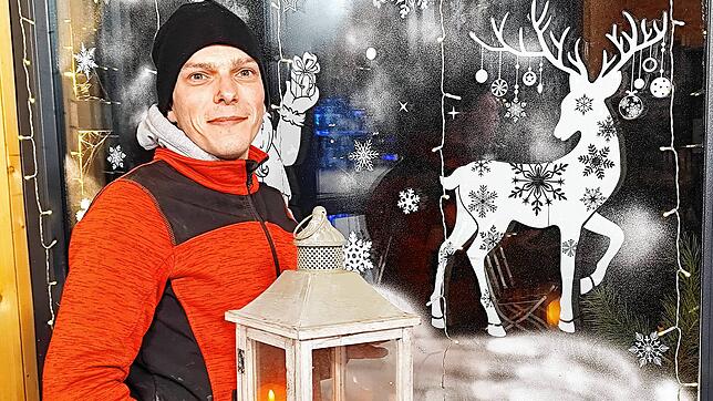 Die letzten Vorbereitungen laufen, so Daniel Ferrari. Lichterketten und Laternen sorgen für weihnachtliches Feeling auf dem ...