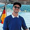 Alexander Stenzel (links) fährt mit seinem Solarboot jedes Jahr tausende Menschen von der Reichenau in die Schweiz.