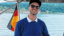 Alexander Stenzel (links) fährt mit seinem Solarboot jedes Jahr tausende Menschen von der Reichenau in die Schweiz.