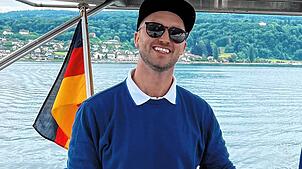 Alexander Stenzel (links) fährt mit seinem Solarboot jedes Jahr tausende Menschen von der Reichenau in die Schweiz.