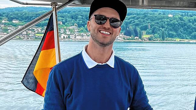 Alexander Stenzel (links) fährt mit seinem Solarboot jedes Jahr tausende Menschen von der Reichenau in die Schweiz.