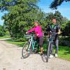 Sie sind in ihrer Freizeit oft mit dem Rad unterwegs: Ursula und Gernot Geiger, hier in Volkertshausen, ihrem Heimatort. Die Radtouren ...