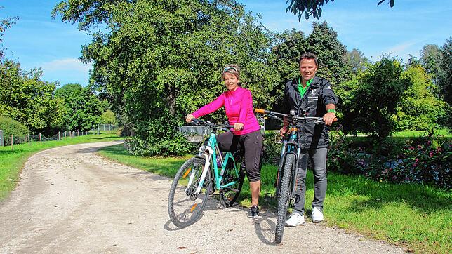 Sie sind in ihrer Freizeit oft mit dem Rad unterwegs: Ursula und Gernot Geiger, hier in Volkertshausen, ihrem Heimatort. Die Radtouren ...