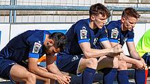 Traurig und geschafft: Die Spieler des 1. FC Rielasingen-Arlen (von links Gianluca Serpa, John Schmidtke und Leon Bohlander) nach der ...