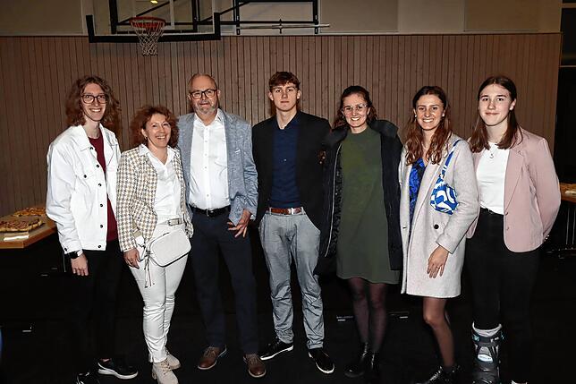 Rudolf Fluck (dritter von links) freut sich mit seiner Familie über den Wahlausgang: Luca Theise (von links), Elke Noe, Vincent Fluck, ...