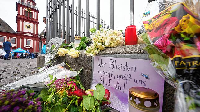 Nach der Messerattacke in Mannheim erinnern Kerzen und Blumen an die Opfer.