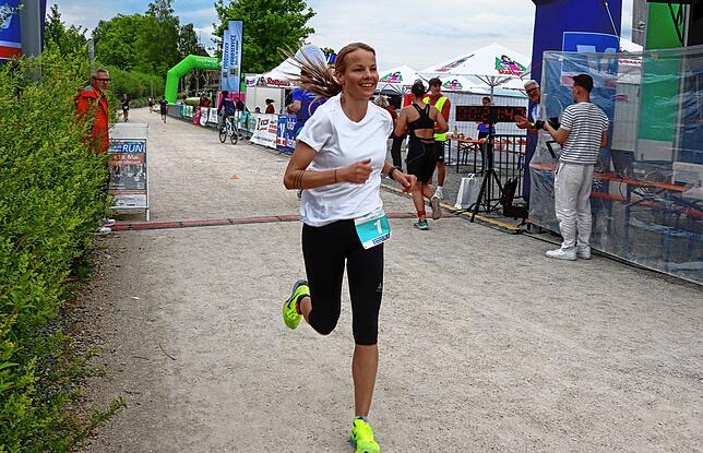 Sophie Stahl siegte mit ihrem Wettkampfpartner Robin Hanser die Teamwertung beim „Swim & Run“ im Überlinger Uferpark.