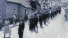 Das ehemalige Haus des „Bergjakob“ (links im Bild) um 1960 bei einem Festzug in der Löwenstraße. Fotos: Heimathaus