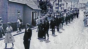 Das ehemalige Haus des „Bergjakob“ (links im Bild) um 1960 bei einem Festzug in der Löwenstraße. Fotos: Heimathaus