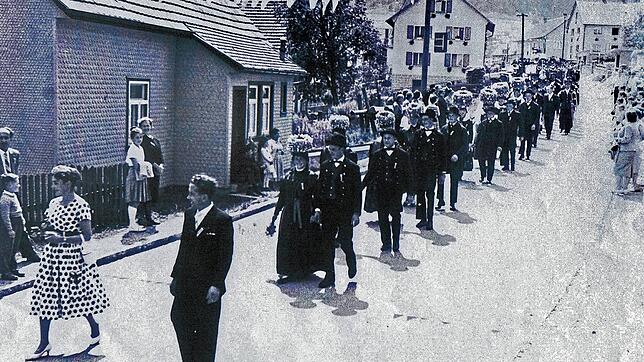 Das ehemalige Haus des „Bergjakob“ (links im Bild) um 1960 bei einem Festzug in der Löwenstraße. Fotos: Heimathaus