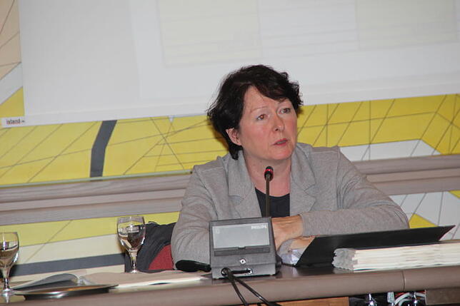 Karin Sinnwell vom Architekturbüro Hotz erläutert die Pläne für den Schulneubau.