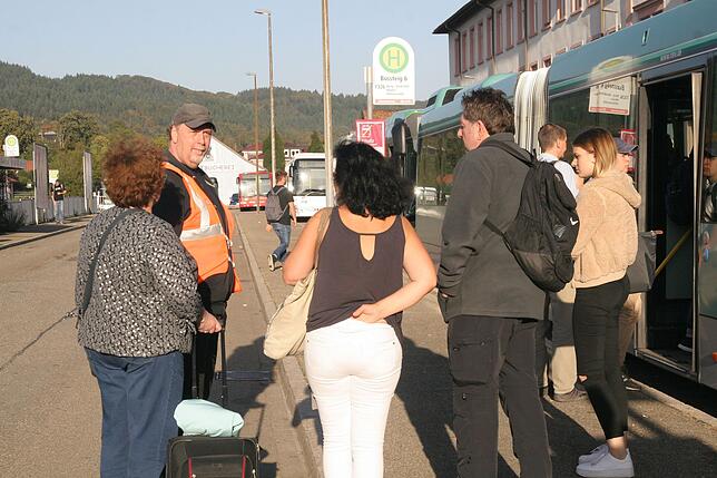 Einweisung: Der so genannte Reisendenlenker (will nicht namentlich erwähnt werden) zeigt den Fahrgästen, in welchen Bus sie steigen müssen.