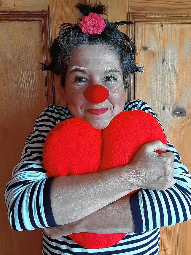 Ein Herz für Menschen: Clown Talina ging beim Pflegeheim St. Sebastian in Wittenhofen von Fenster zu Fenster und verbreitete Frohsinn.