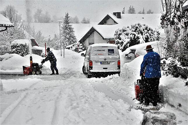 Gemeinsam Platz schaffen: Wenn der Schneepflug den Weg in die Ortslage von Rüttehof findet, braucht er Platz, um den Schnee an den Rand ...