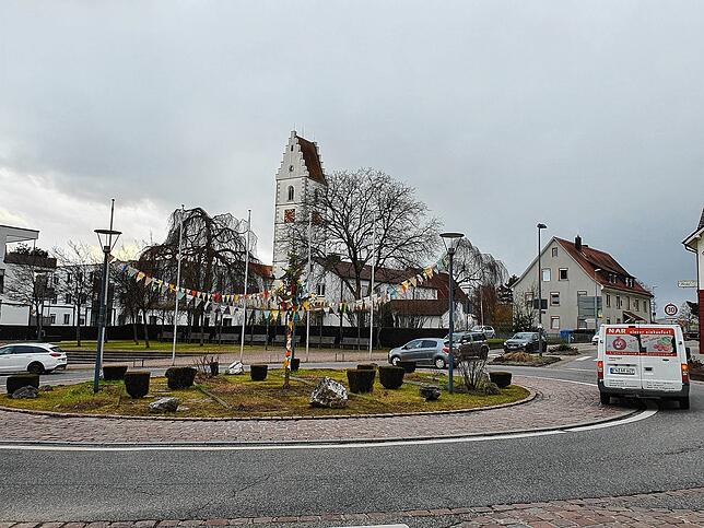Am Kreisel in Ailingen geht es bunt rund und mittendrin steht ein kleiner Narrenbaum.